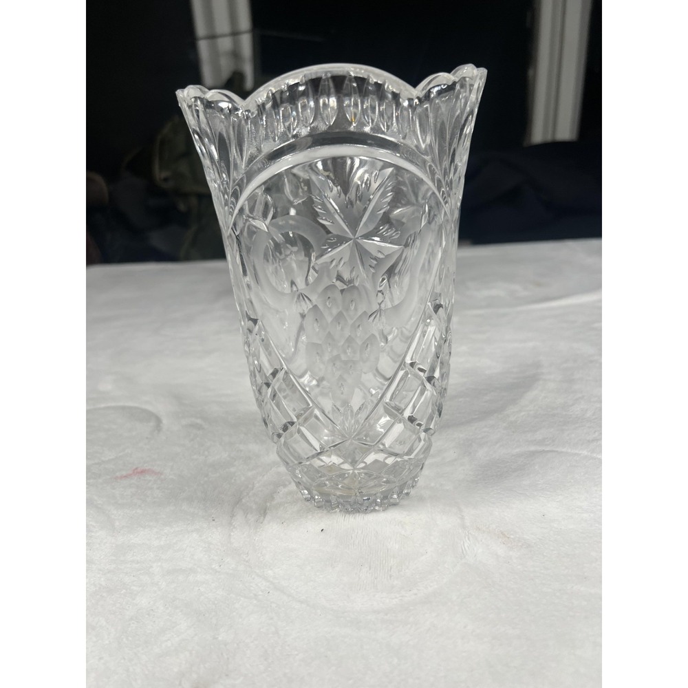 Cut Crystal Glass Bud Vase Clear Scalloped Rim Starburst Diamond Grapes Pattern‎